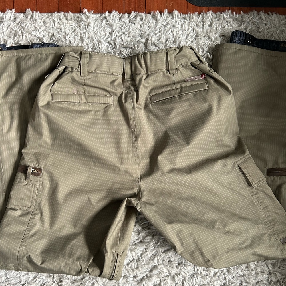 Quicksilver men’s snowboarding pants, olive green.